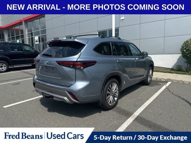 Used 2024 Toyota Highlander Platinum AWD/4WD image 3
