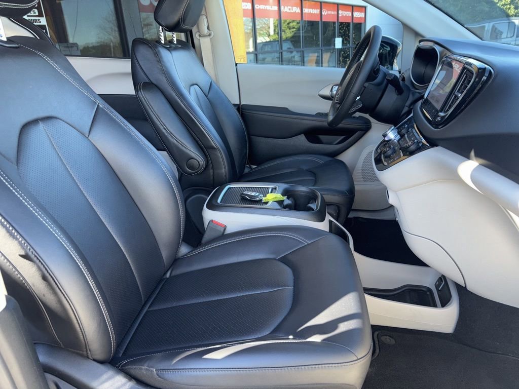Used 2024 Chrysler Pacifica Touring-L FWD image 15