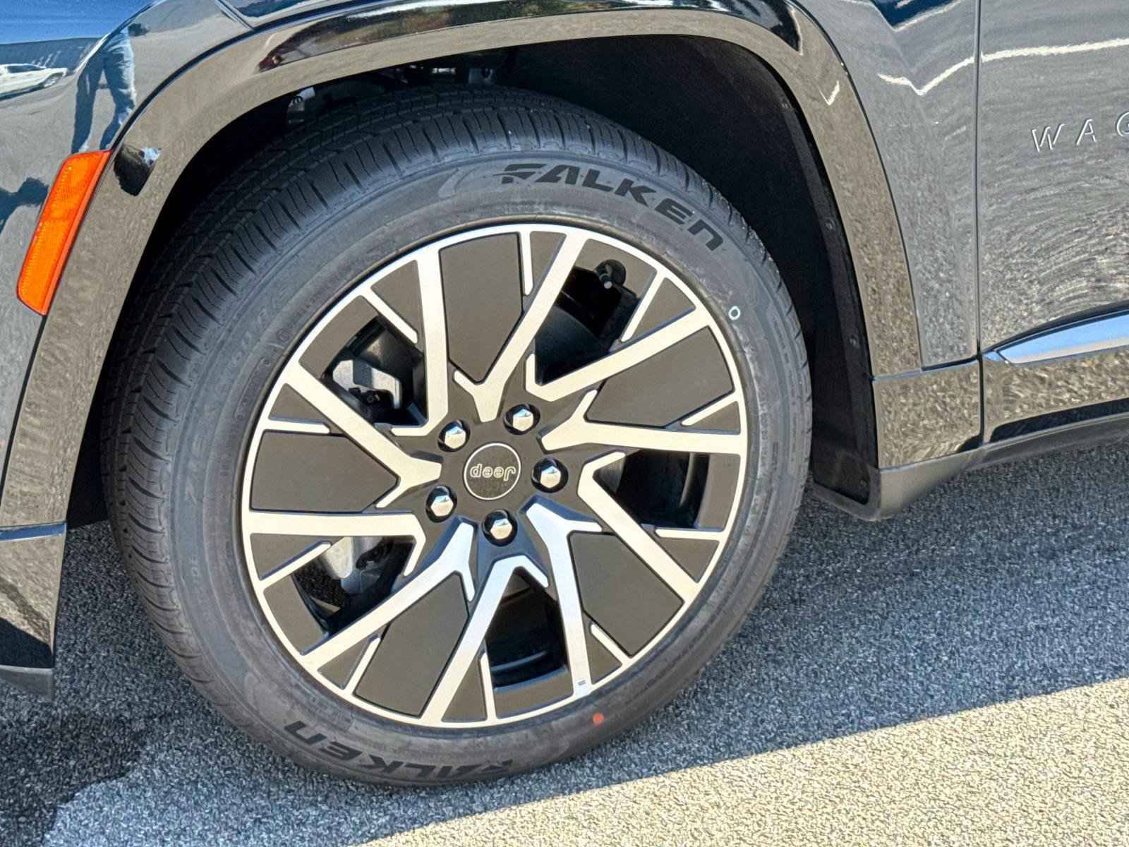 Used 2025 Jeep Wagoneer Limited image 5