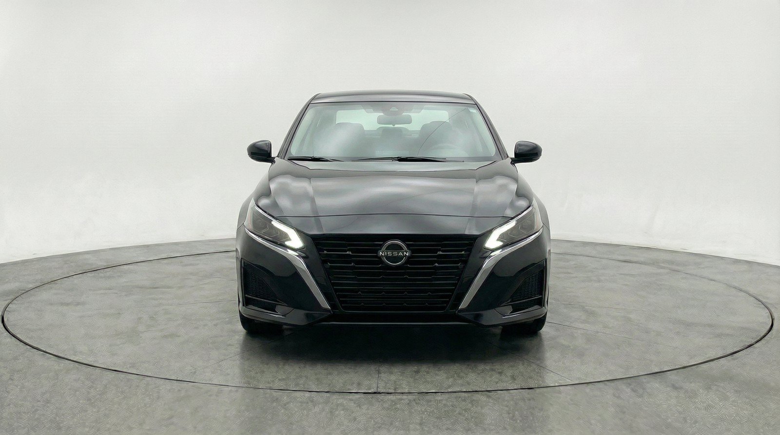 Used 2025 Nissan Altima 2.5 SV FWD image 2
