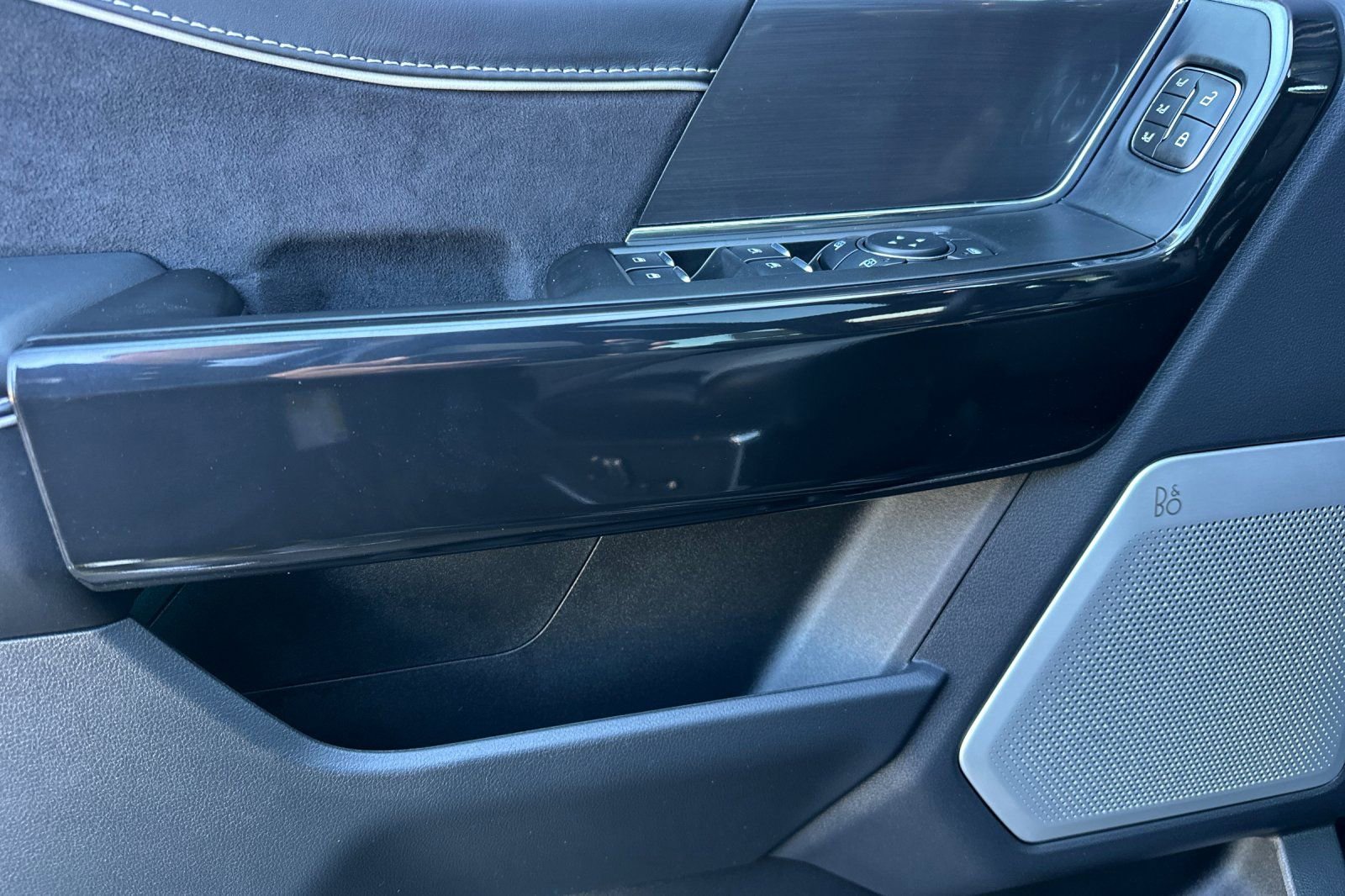 Used 2025 Ford F150 Lightning Platinum image 10