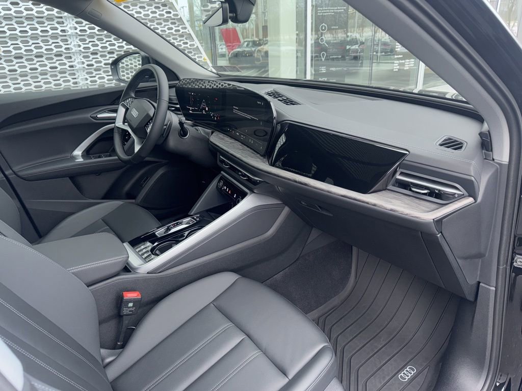 Used 2025 Audi Q5 Premium w/ Convenience Package image 6