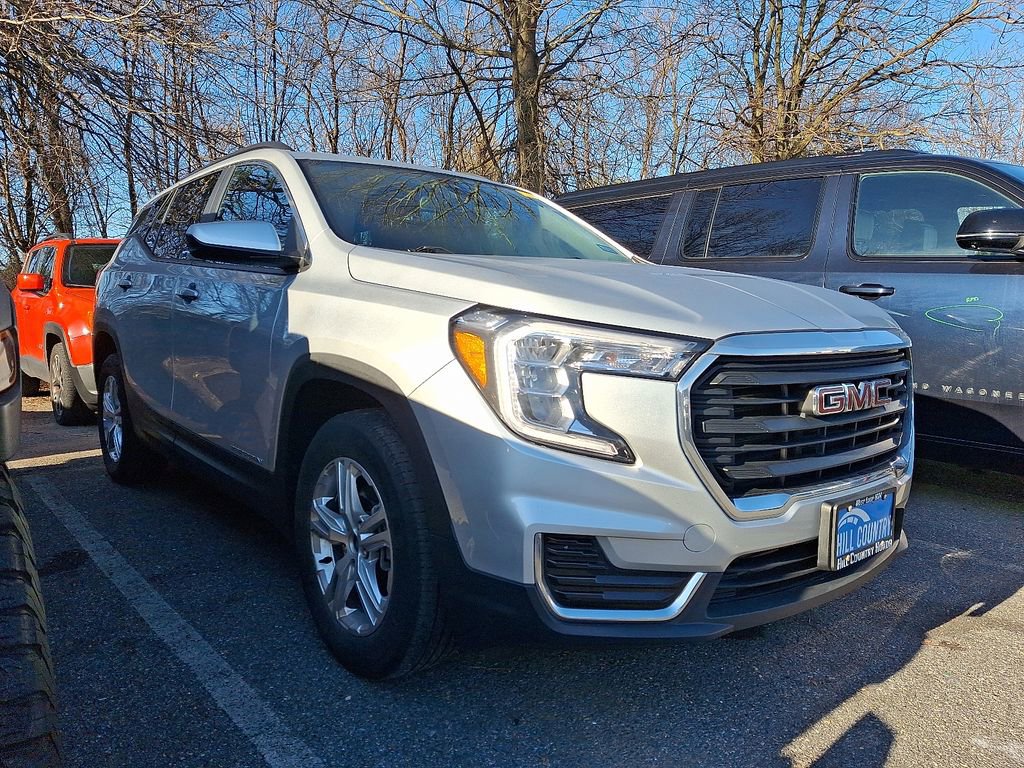 Used 2022 GMC Terrain SLE w/ Driver Convenience Package image 1