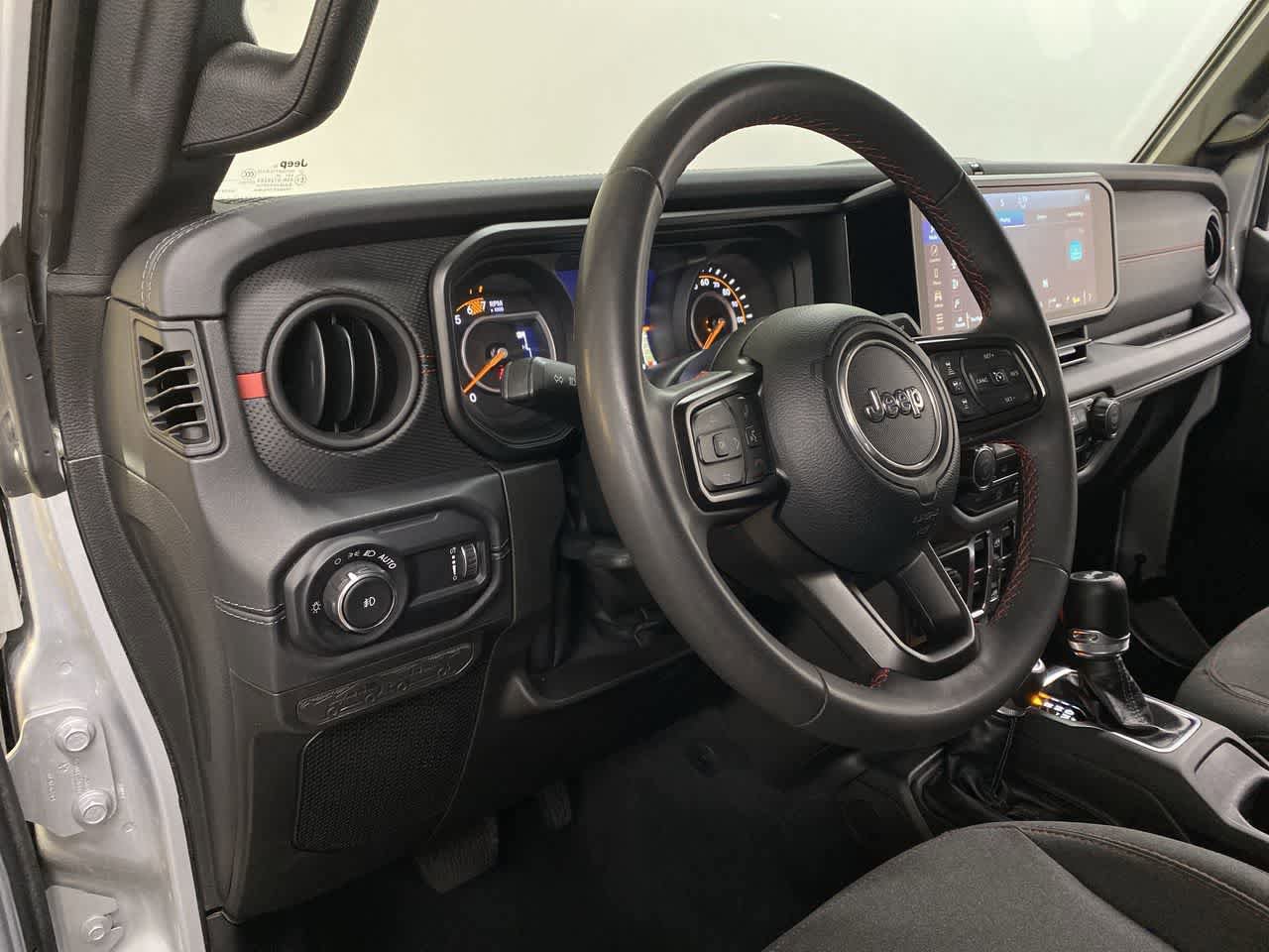Used 2024 Jeep Wrangler Unlimited Rubicon AWD/4WD image 2