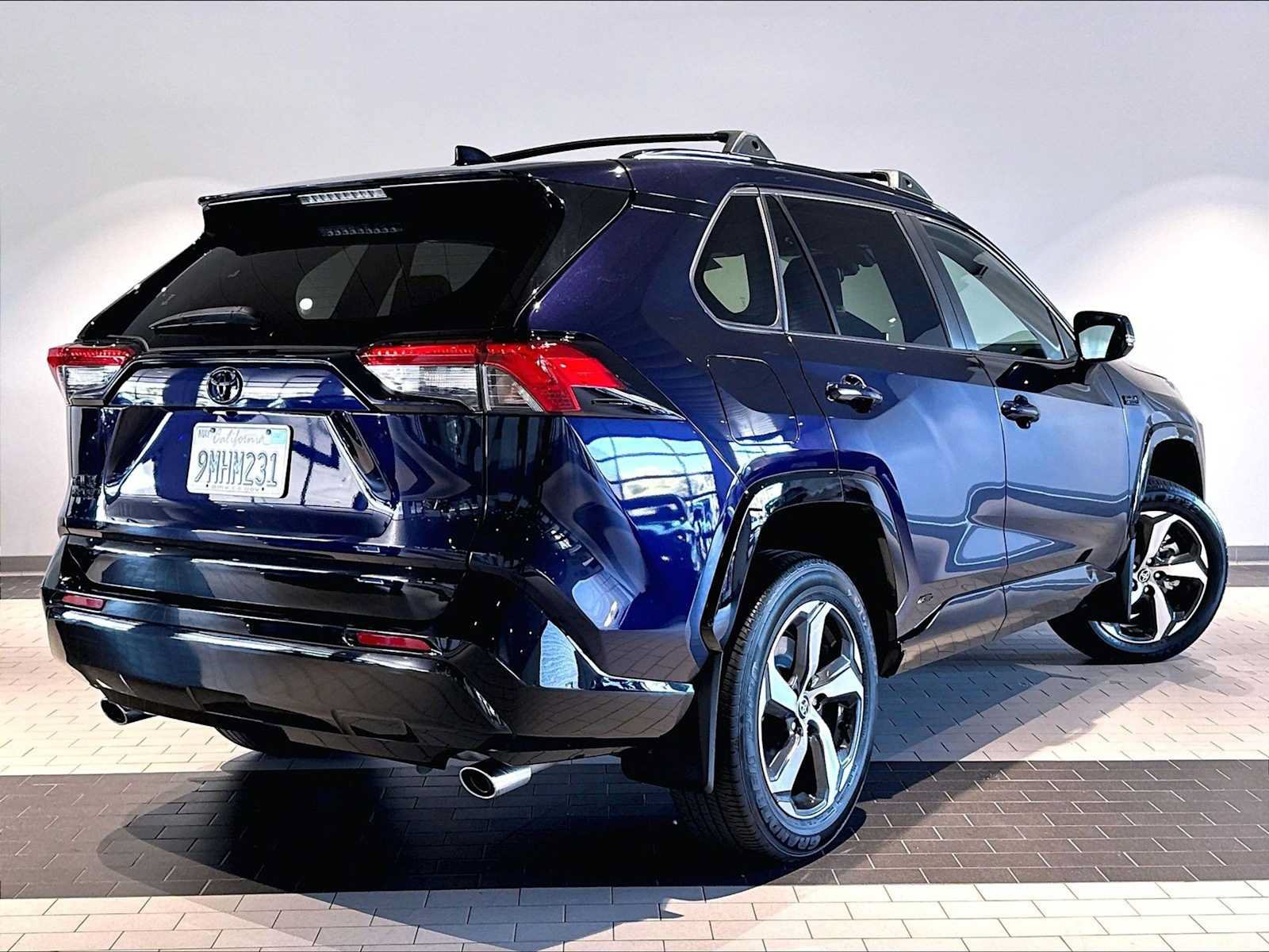 Used 2024 Toyota RAV4 SE w/ Weather & Moonroof Package AWD/4WD image 10