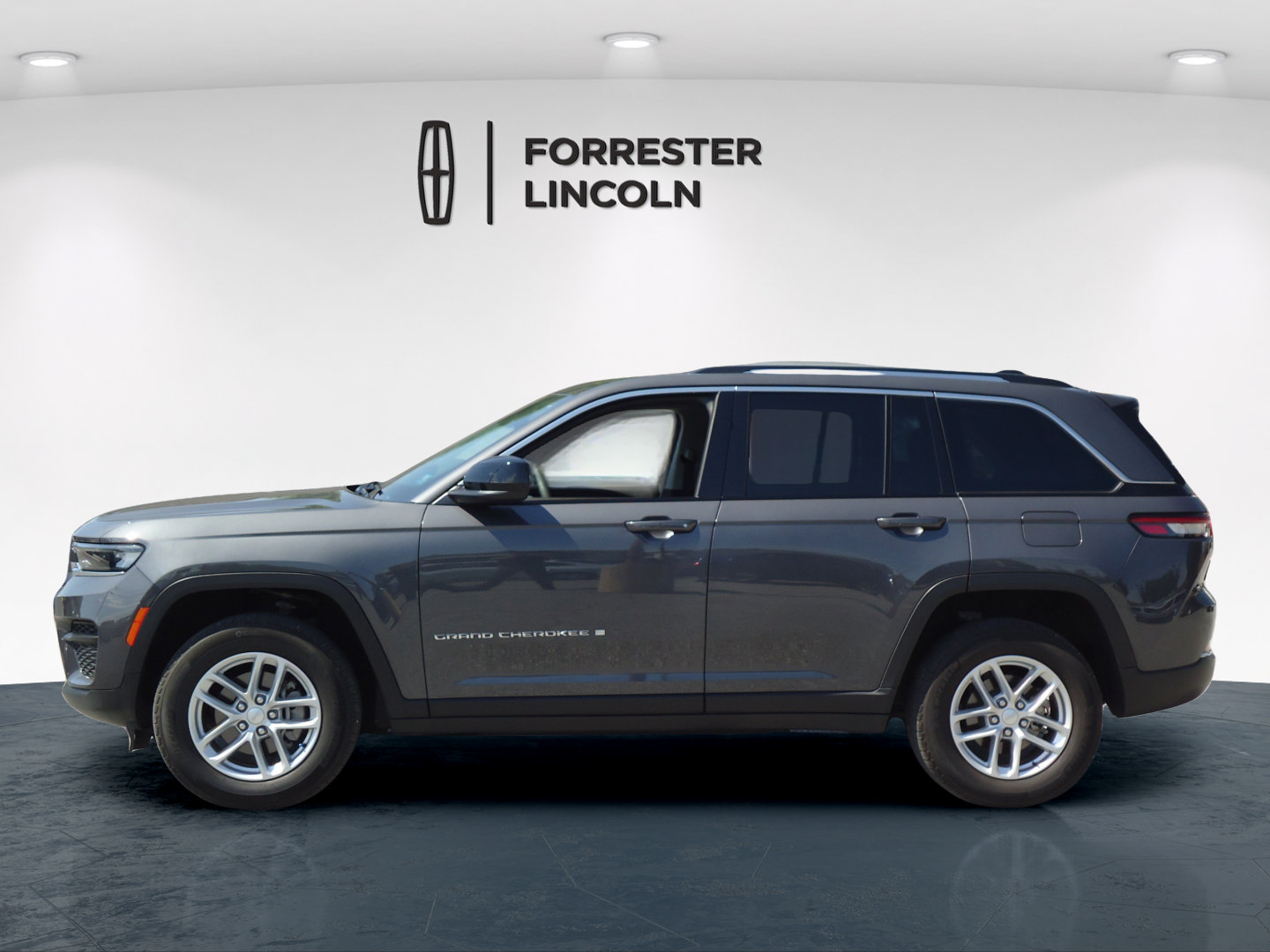 Used 2023 Jeep Grand Cherokee Laredo X AWD/4WD image 6