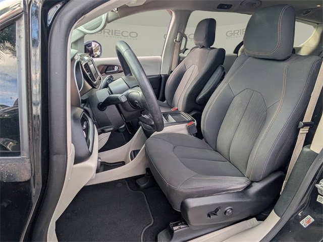 Used 2019 Chrysler Pacifica Touring Plus image 4