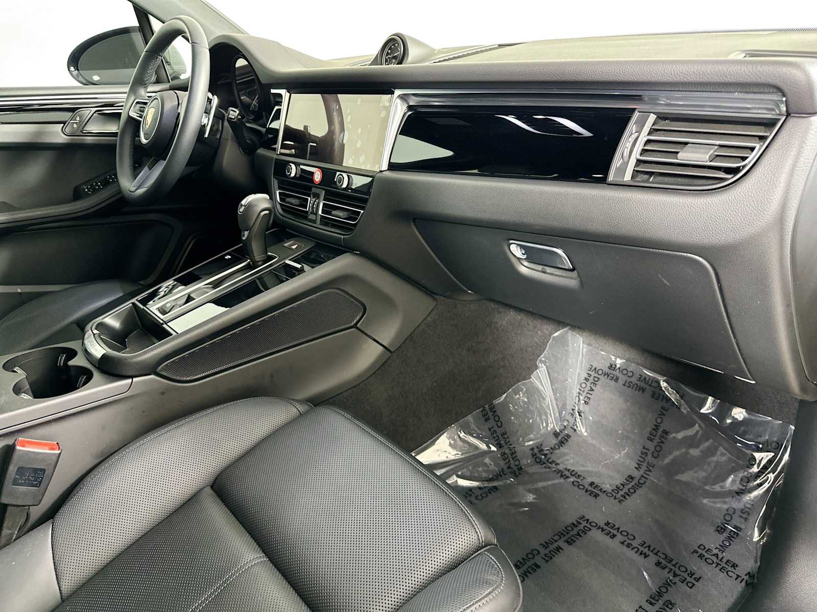 Certified 2025 Porsche Macan AWD/4WD image 29