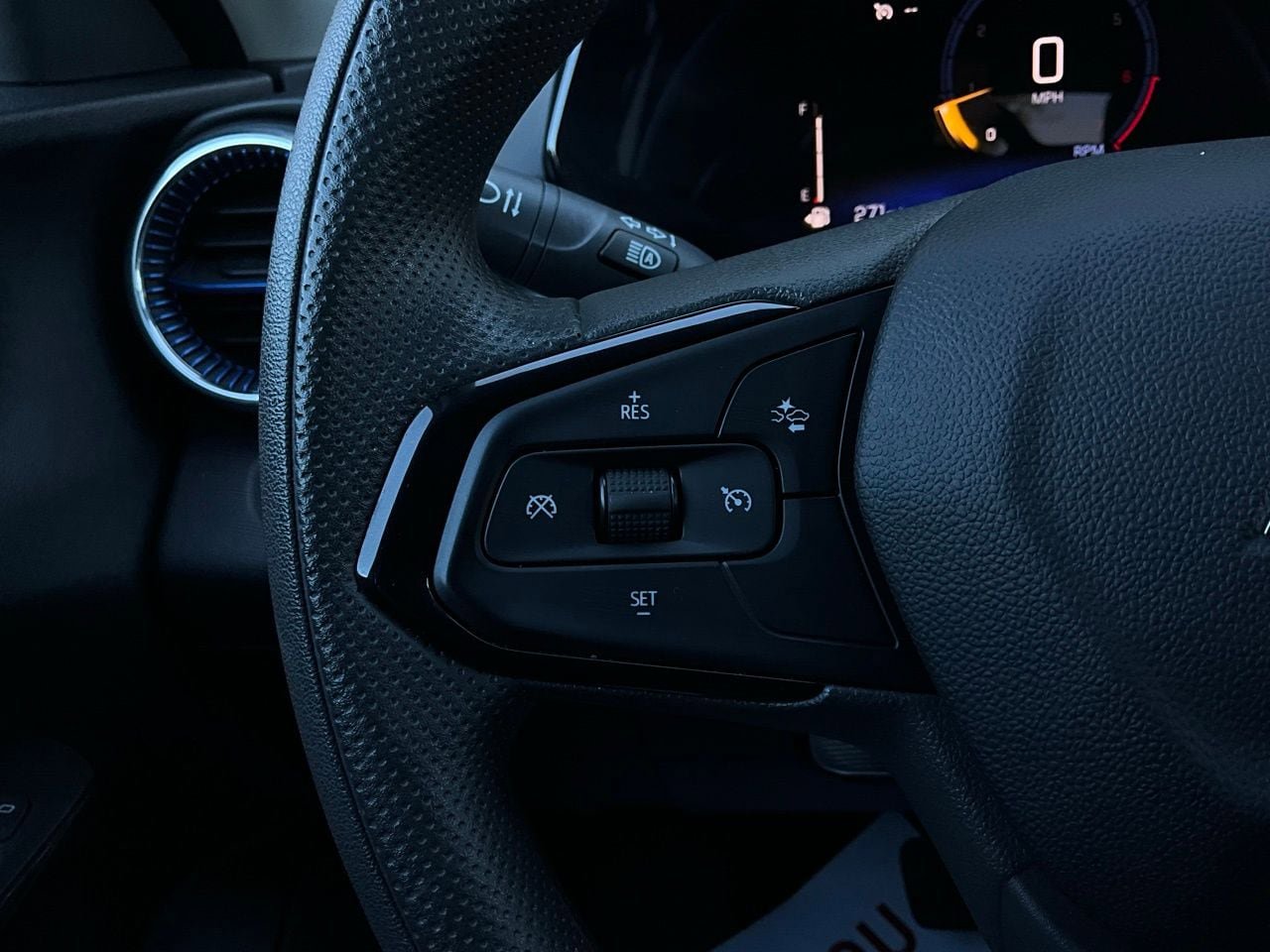 Used 2025 Chevrolet Trax LT FWD image 32