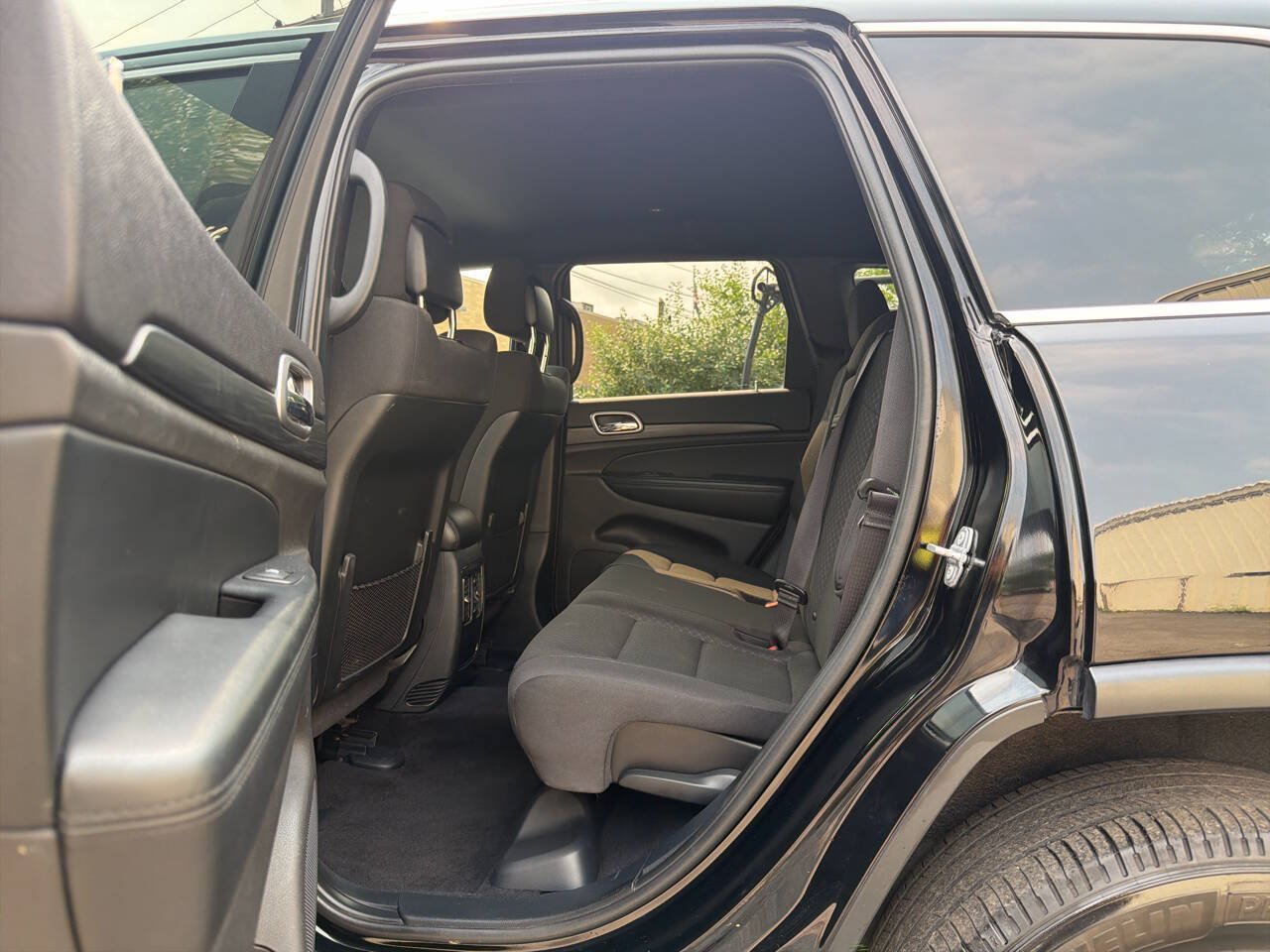Used 2019 Jeep Grand Cherokee Laredo AWD/4WD image 22