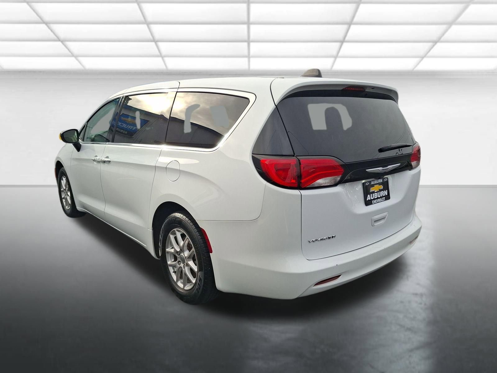 Used 2024 Chrysler Voyager LX image 5