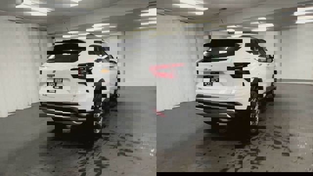 Used 2025 Chevrolet Trax LT w/ LT Convenience Package image 8