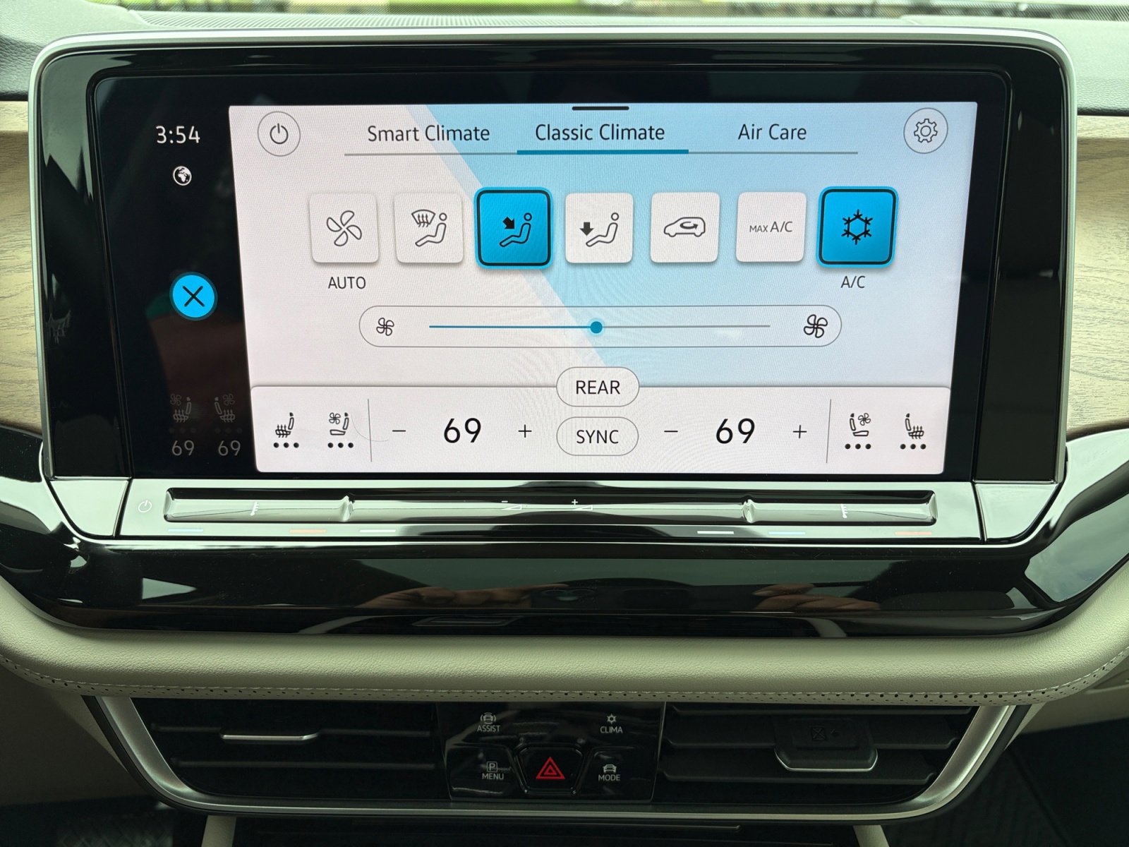 Certified 2025 Volkswagen Atlas SE FWD image 16
