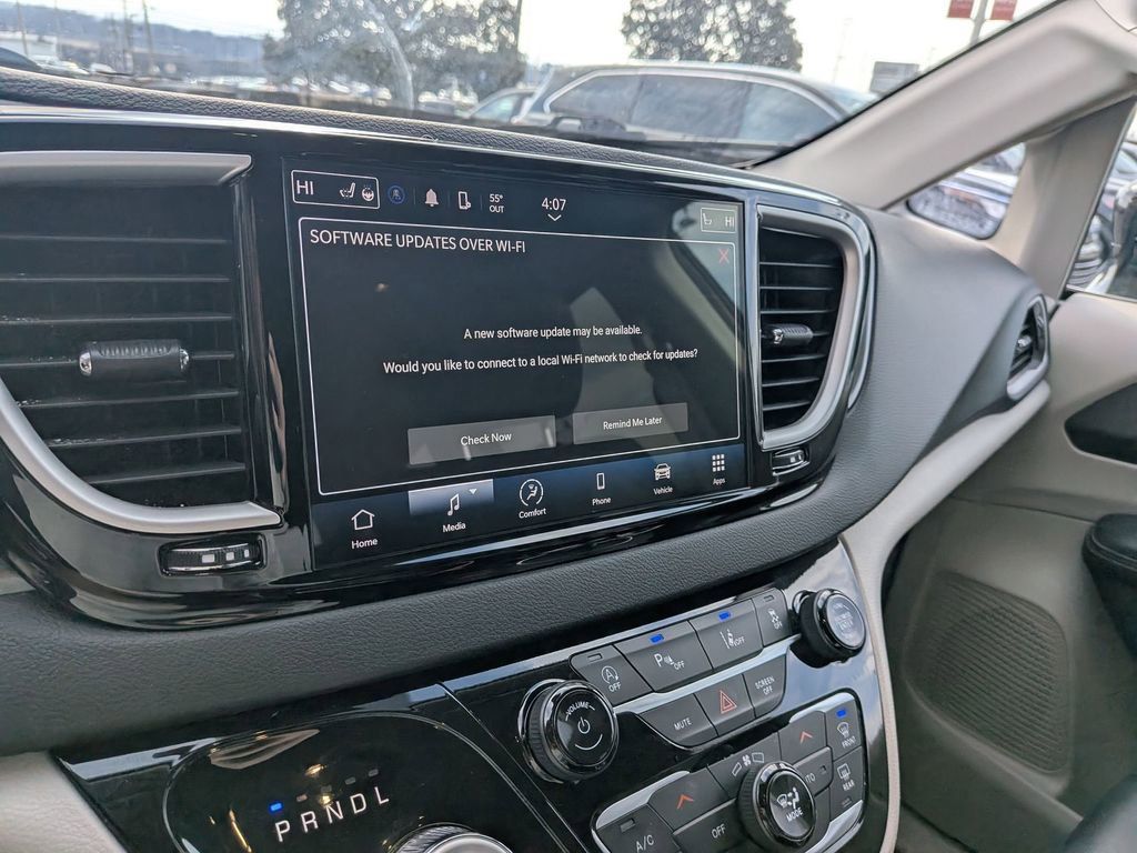 Used 2024 Chrysler Pacifica Touring-L image 17