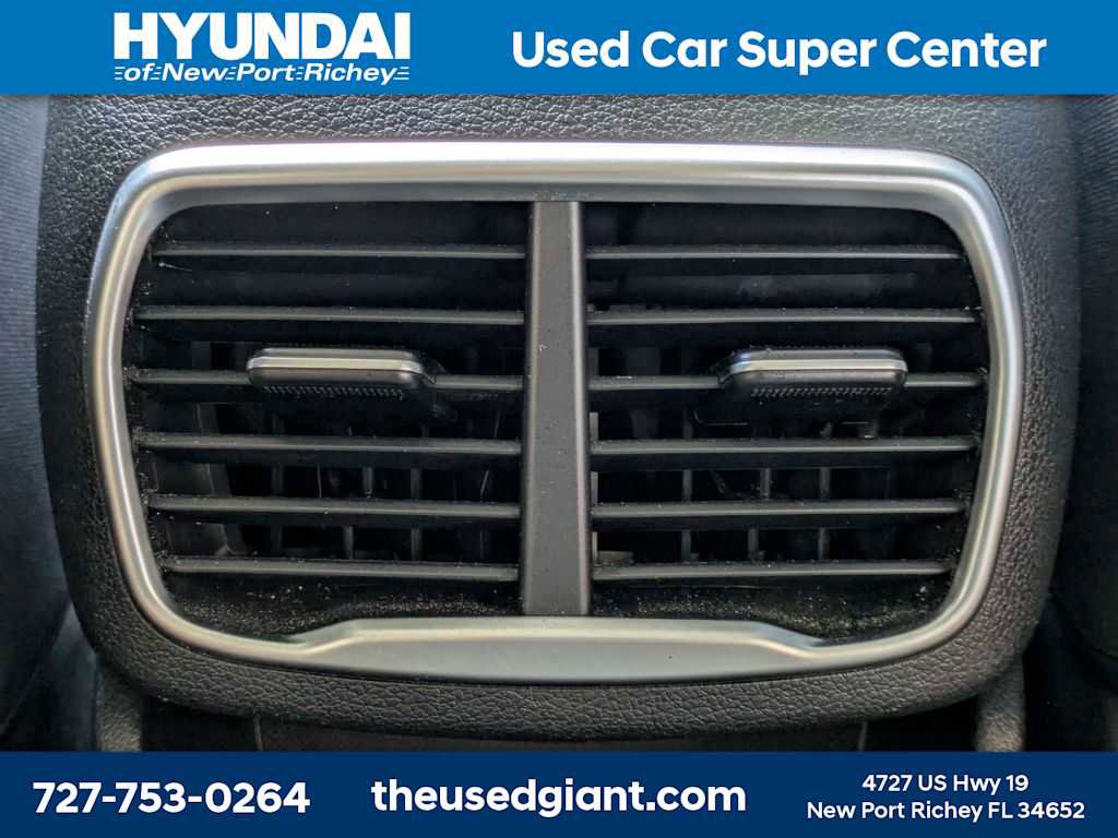Used 2020 Hyundai Santa Fe SE image 15
