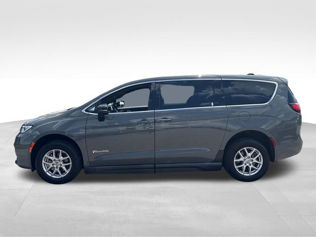 Used 2024 Chrysler Pacifica Touring FWD image 2