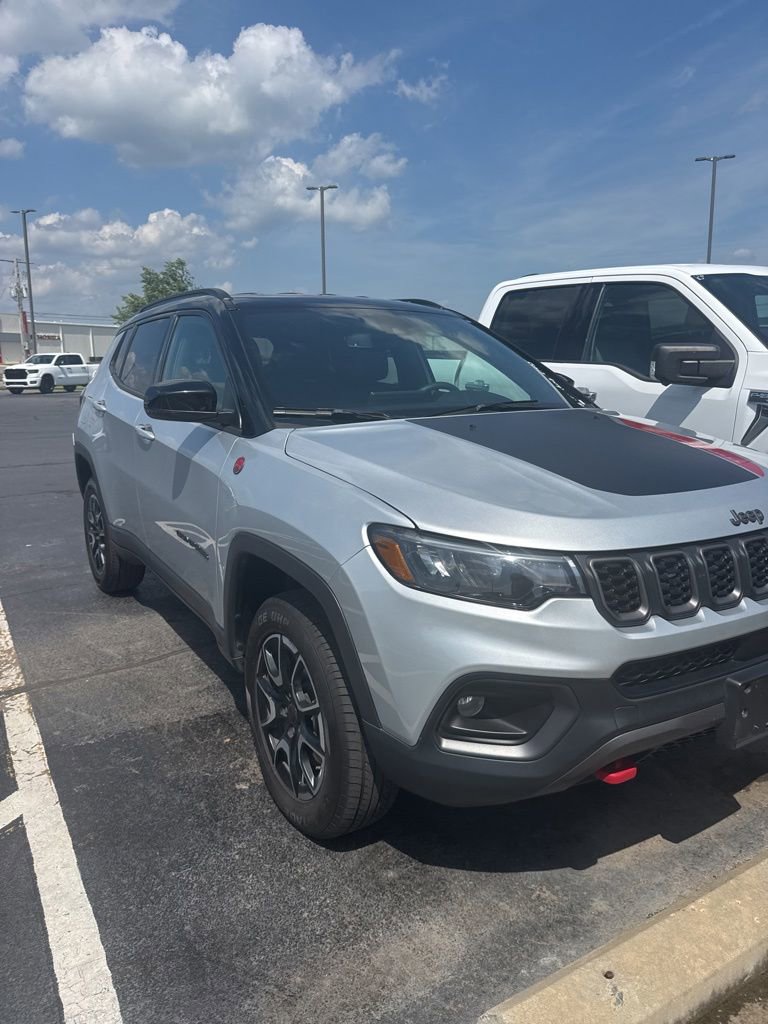 Used 2025 Jeep Compass Trailhawk AWD/4WD image 3