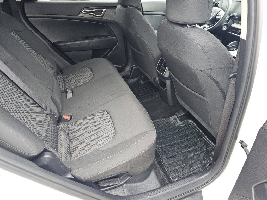 Used 2023 Kia Sportage LX image 5