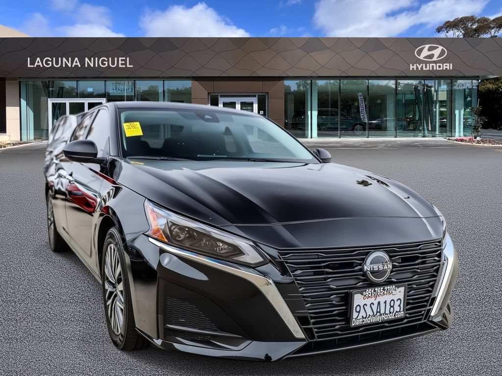 Used 2024 Nissan Altima 2.5 SV FWD image 1
