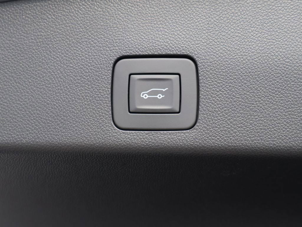 Used 2025 Buick Encore GX Avenir w/ Avenir Convenience Package image 18