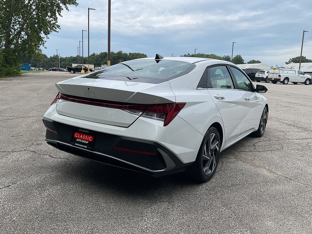 Used 2025 Hyundai Elantra Limited FWD image 4