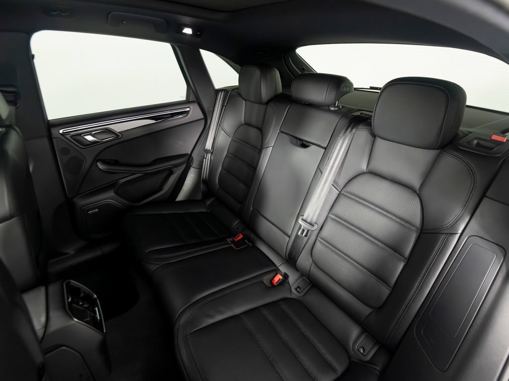 Certified 2026 Porsche Macan AWD/4WD image 41