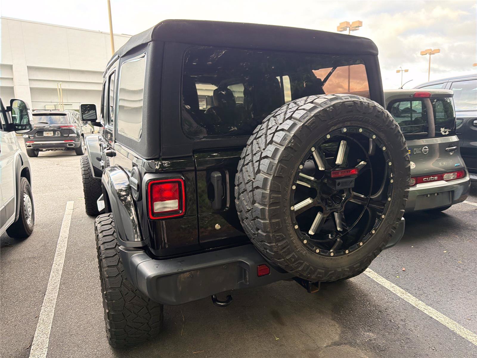Used 2018 Jeep Wrangler Unlimited Sahara AWD/4WD image 5