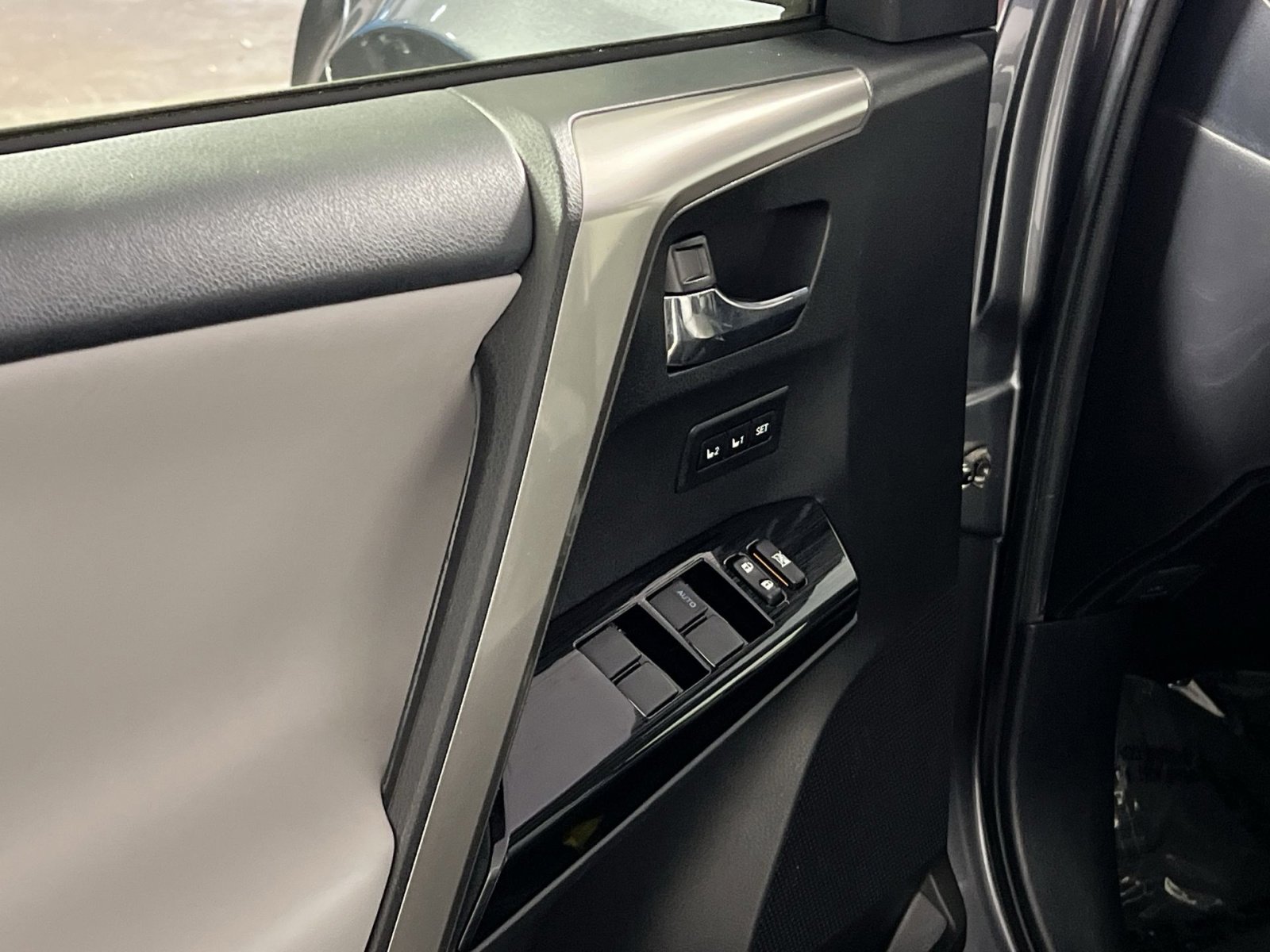 Used 2016 Toyota RAV4 Limited image 12