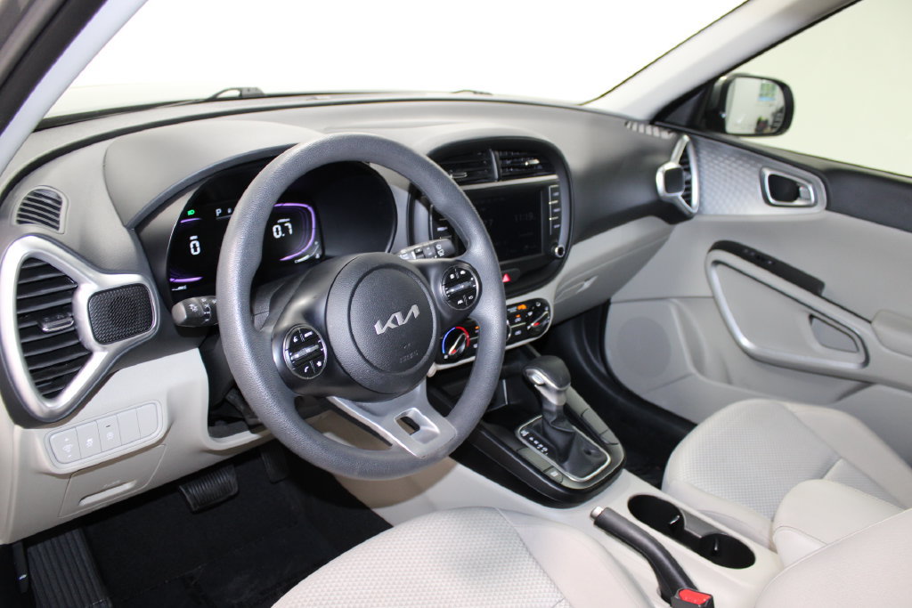 Used 2025 Kia Soul LX w/ LX Technology Package FWD image 14