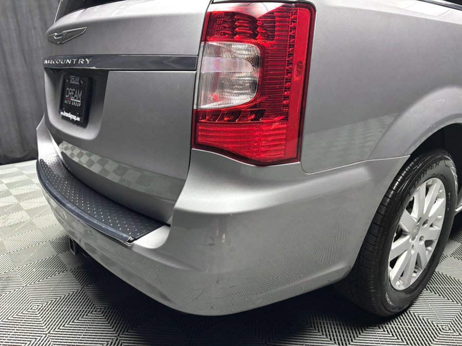 Used 2016 Chrysler Town & Country Touring w/ Driver Convenience Group image 12