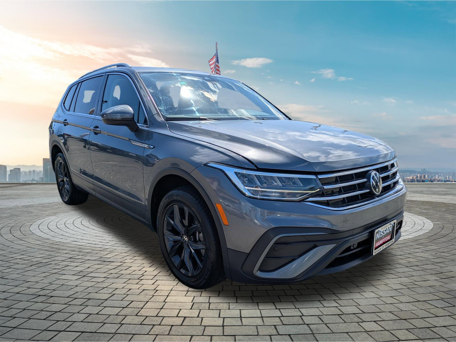 Used 2024 Volkswagen Tiguan SE w/ Panoramic Sunroof Package FWD image 2