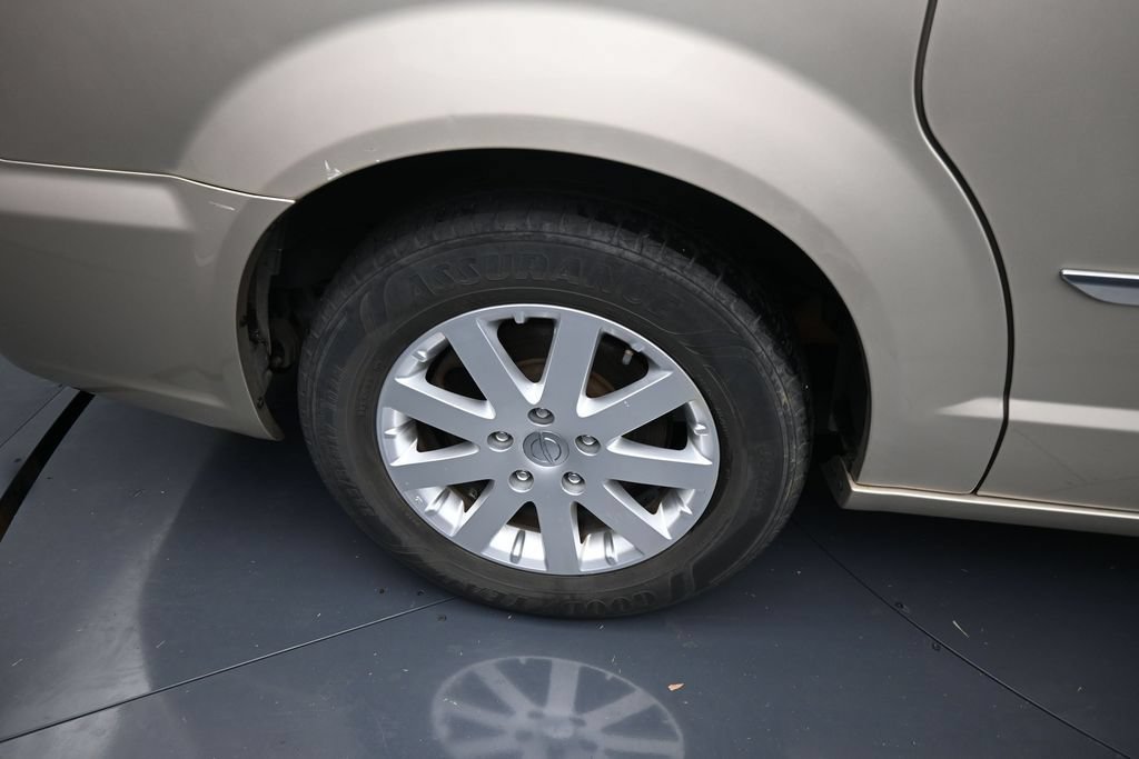 Used 2014 Chrysler Town & Country Touring FWD image 10