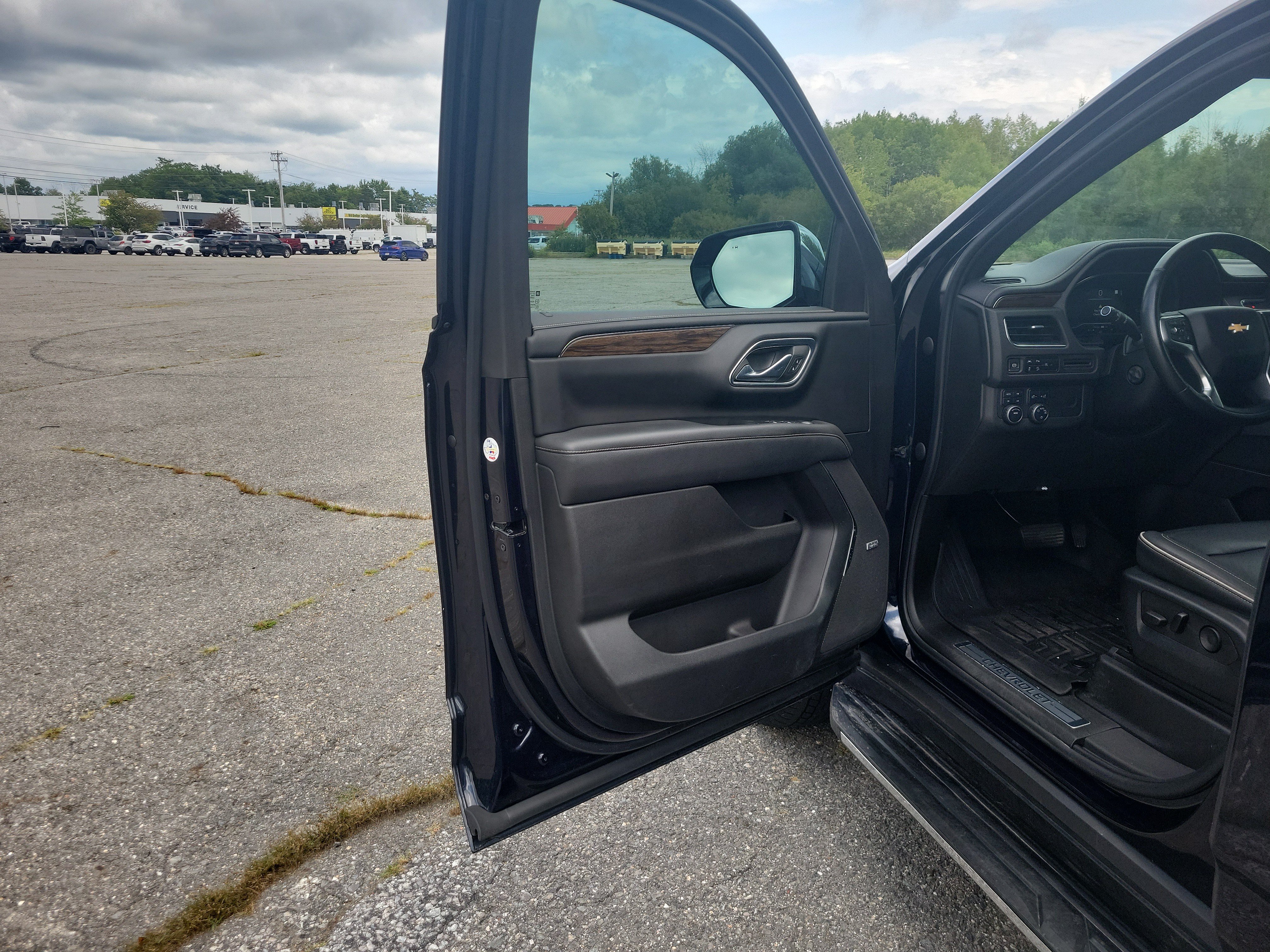 Used 2023 Chevrolet Tahoe Premier AWD/4WD image 15