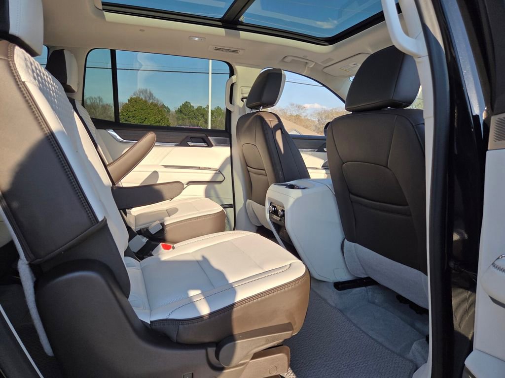 Used 2024 GMC Acadia Denali w/ Super Cruise Package image 17