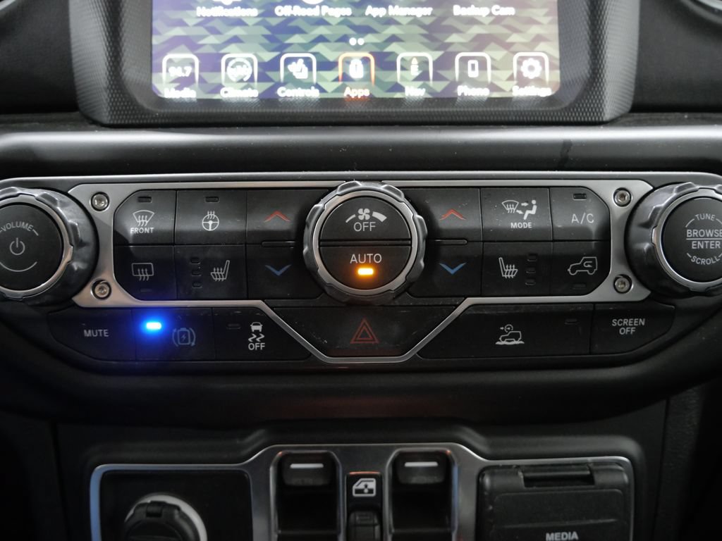 Used 2022 Jeep Wrangler Unlimited Sahara w/ Cold Weather Group AWD/4WD image 19