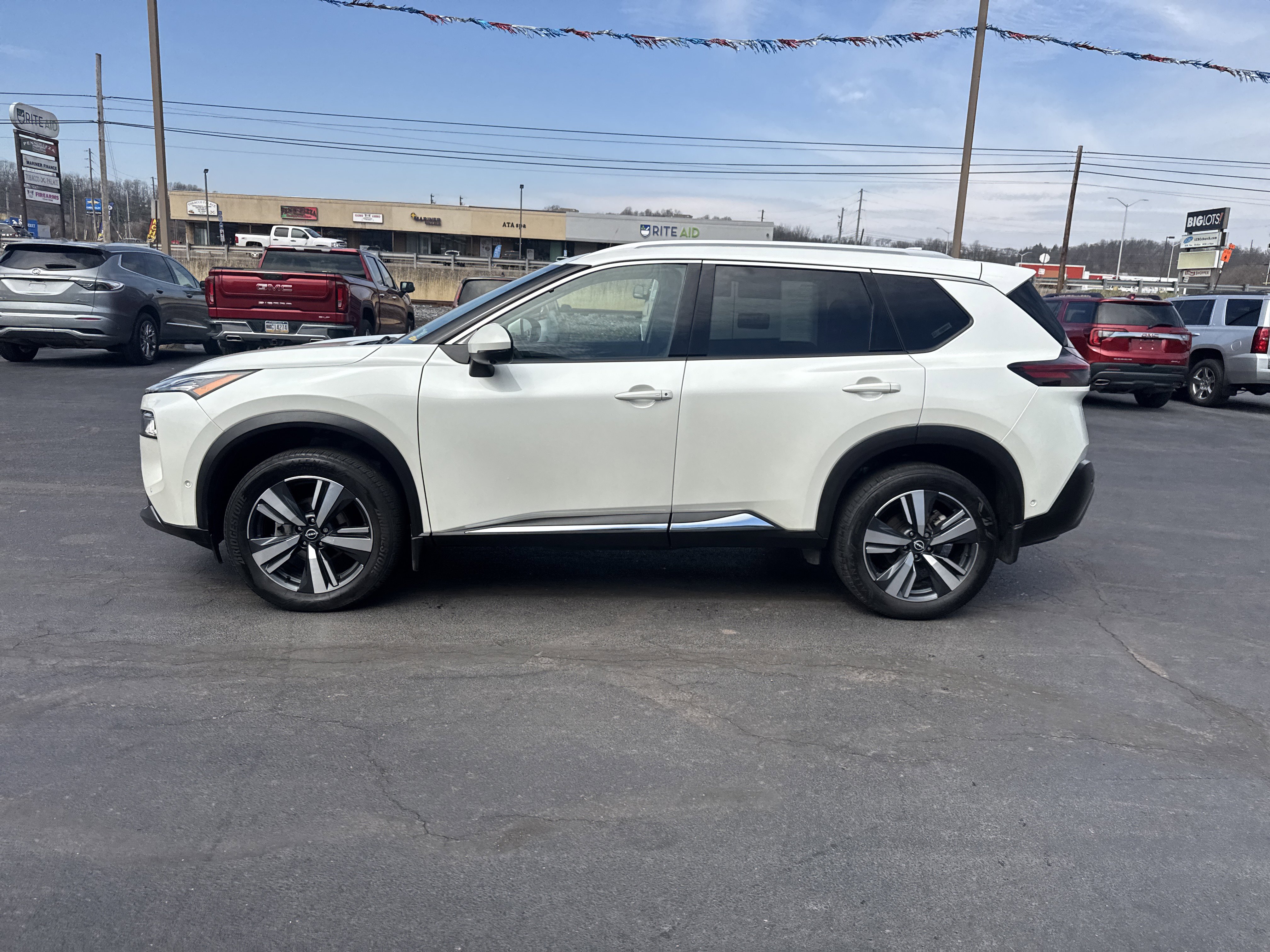 Used 2023 Nissan Rogue SL w/ SL Premium Package image 7