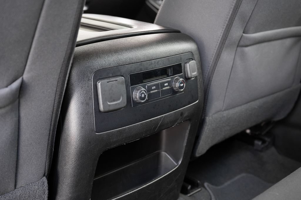 Used 2018 Chevrolet Suburban LS RWD image 35