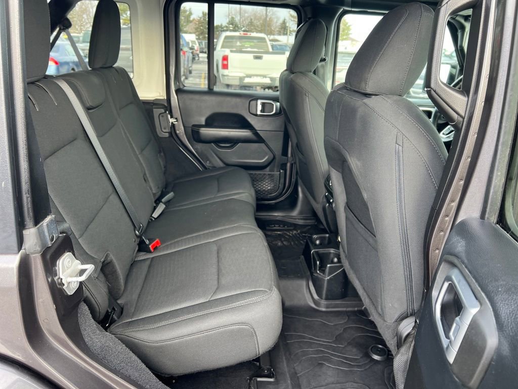 Used 2018 Jeep Wrangler Unlimited Sahara image 33