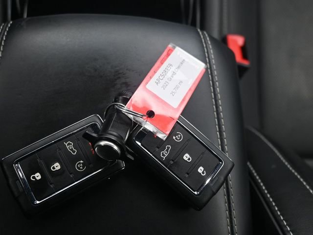 Used 2023 Jeep Grand Cherokee Overland w/ Luxury Tech Group IV AWD/4WD image 9