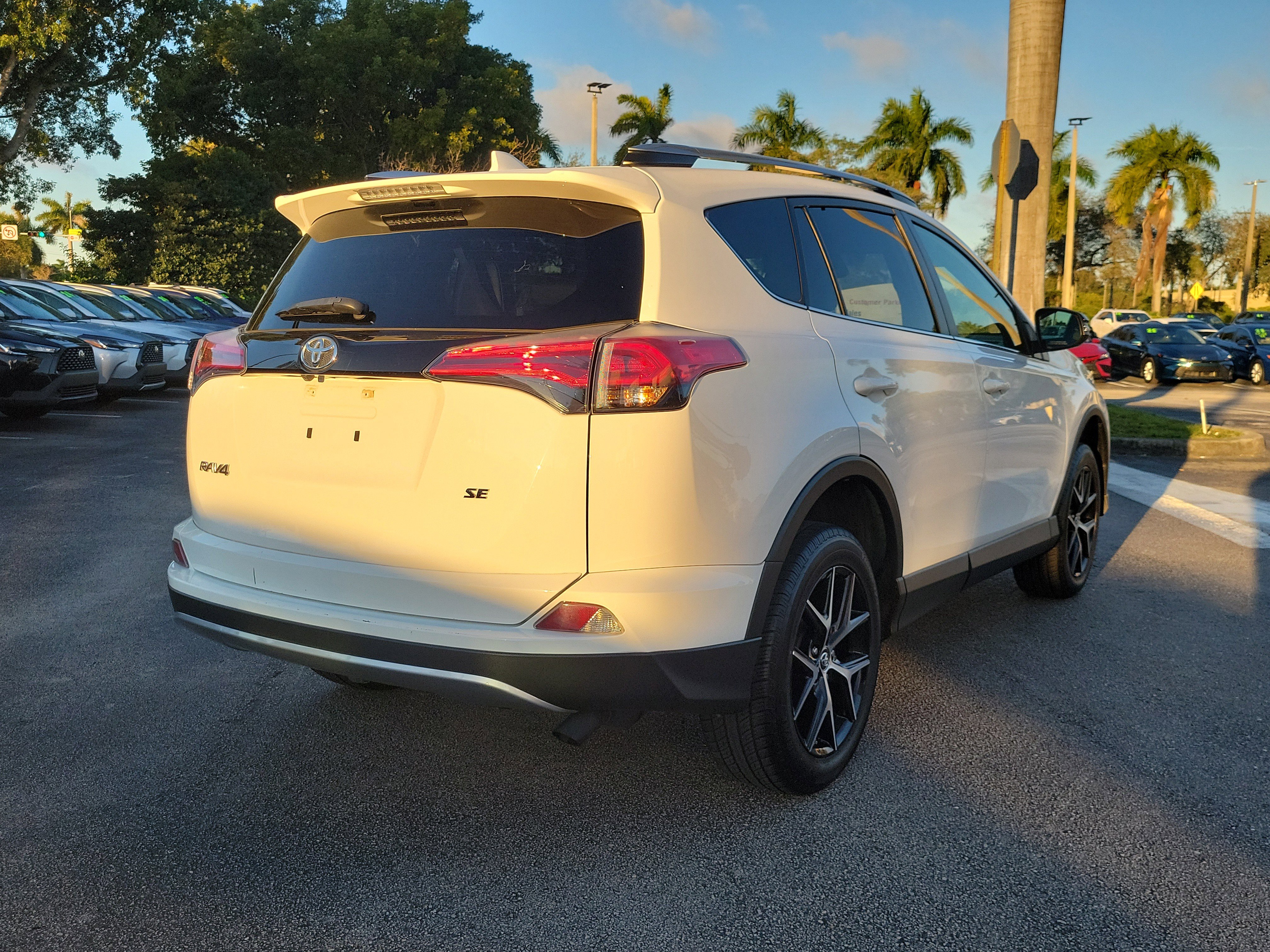 Used 2018 Toyota RAV4 SE image 4