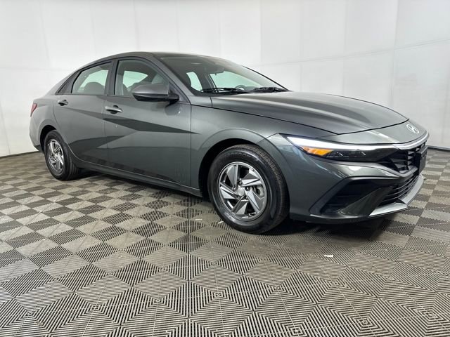 Used 2025 Hyundai Elantra SE w/ Cargo Package image 2
