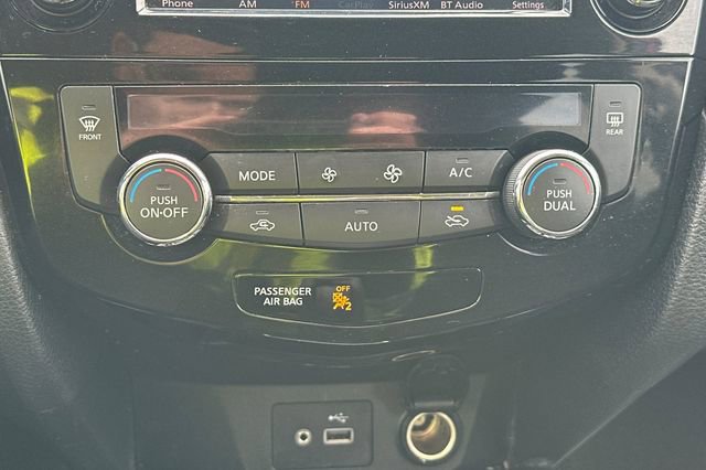 Used 2018 Nissan Rogue SV w/ Premium Package image 27