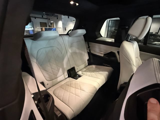 Used 2024 BMW X7 xDrive40i w/ Parking Assistance Package AWD/4WD image 35