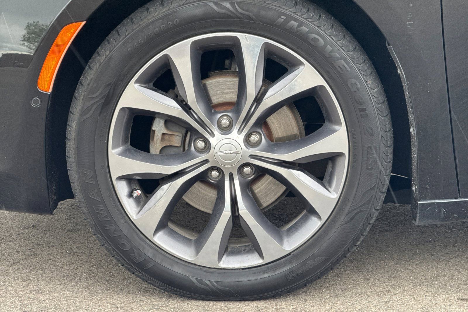 Used 2017 Chrysler Pacifica Limited w/ UConnect Theater Package FWD image 29