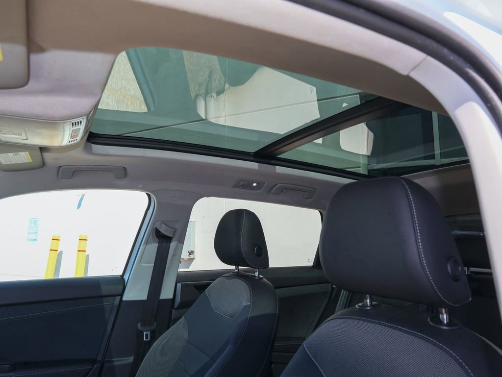 Certified 2025 Volkswagen Taos SE FWD image 12
