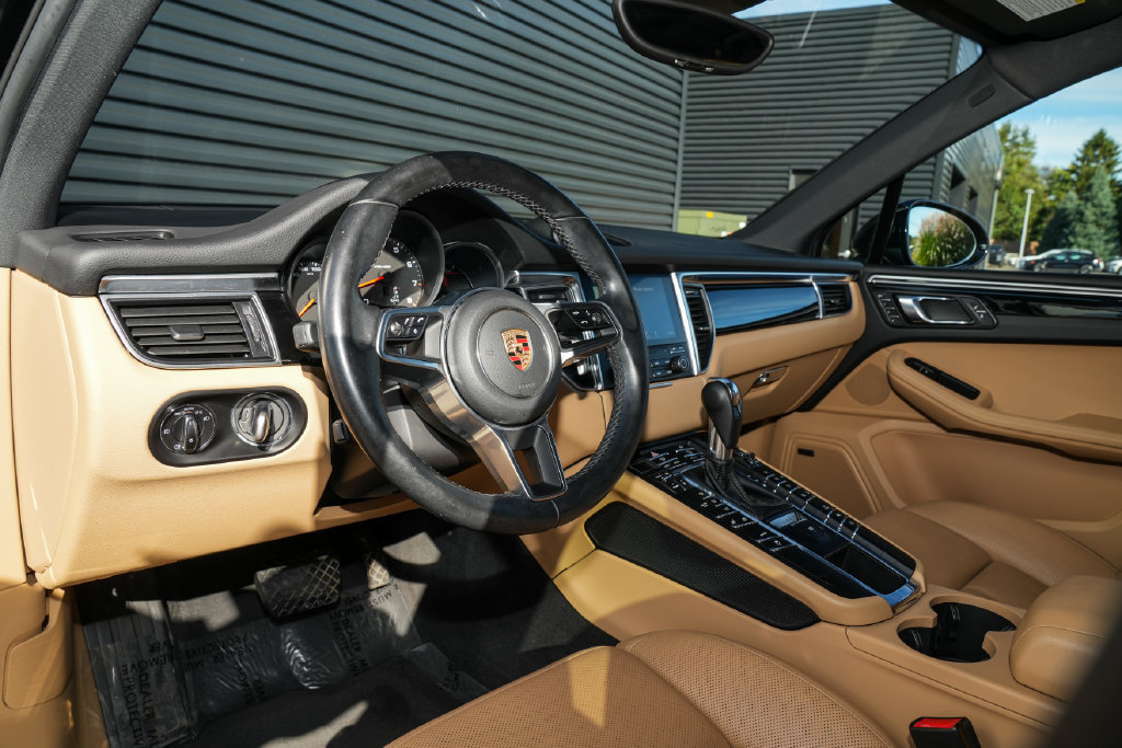 Certified 2018 Porsche Macan AWD/4WD image 4