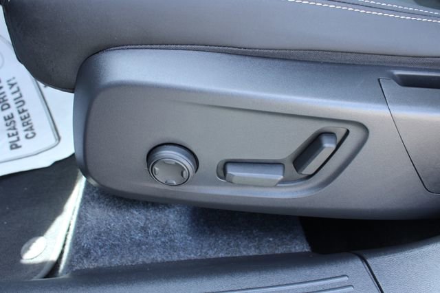 Used 2025 Volvo XC40 B5 Plus image 14