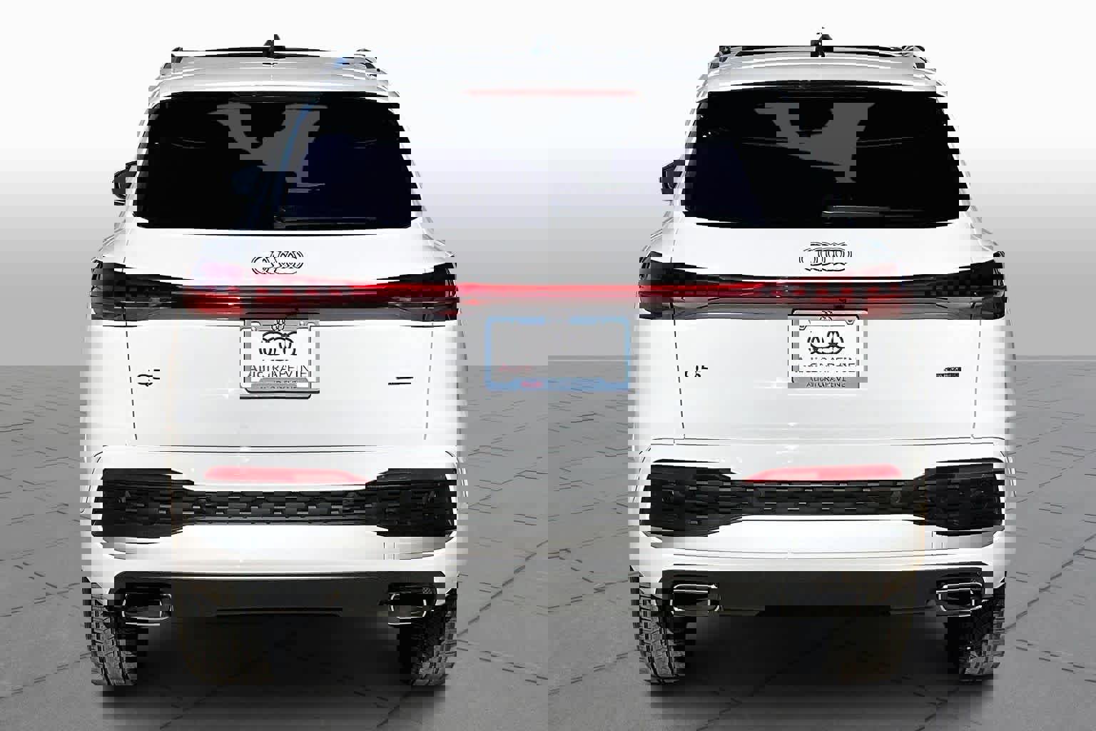 Used 2025 Audi Q5 Premium w/ Convenience Package image 4