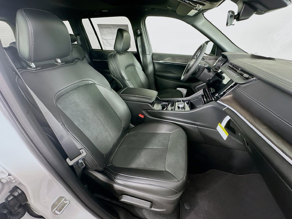 New 2026 Jeep Grand Cherokee Altitude AWD/4WD image 36