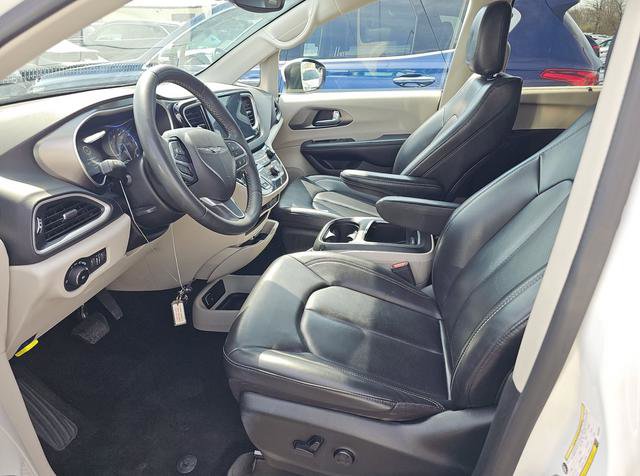 Used 2023 Chrysler Pacifica Touring-L image 14